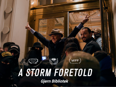 Donald Trumps rådgiver Roger Stone viser peace-tegn med begge hænder