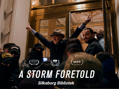 Donald Trumps rådgiver Roger Stone viser peace-tegn med begge hænder