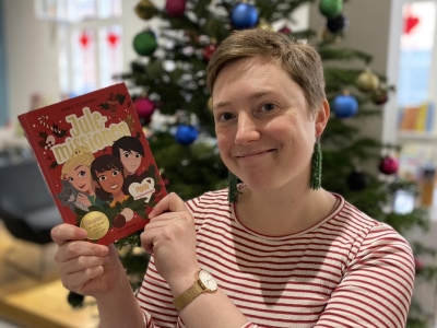 Katrine står med bogen Julemissionen 