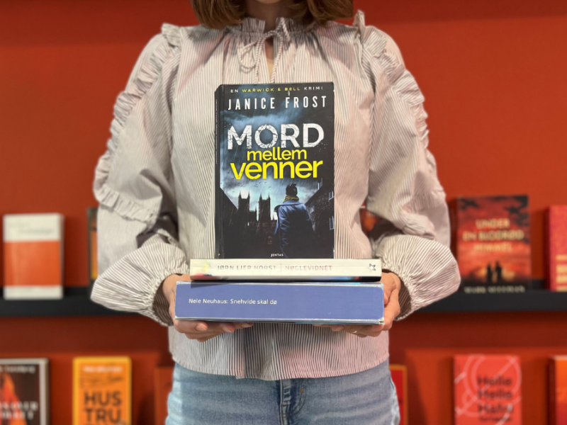 Kvinde med en stak krimier i armene