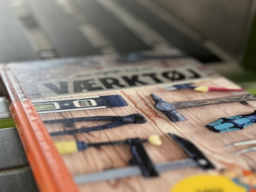 Bog bliver afleveret