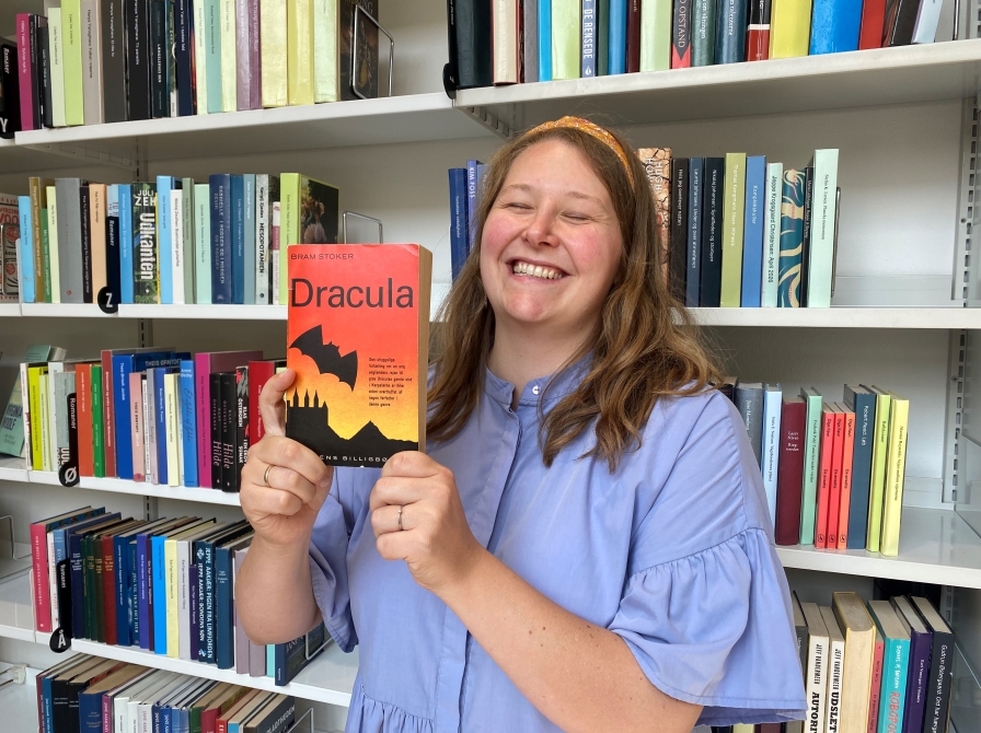 Formidler Imone Kramer holder bogen Dracula frem.
